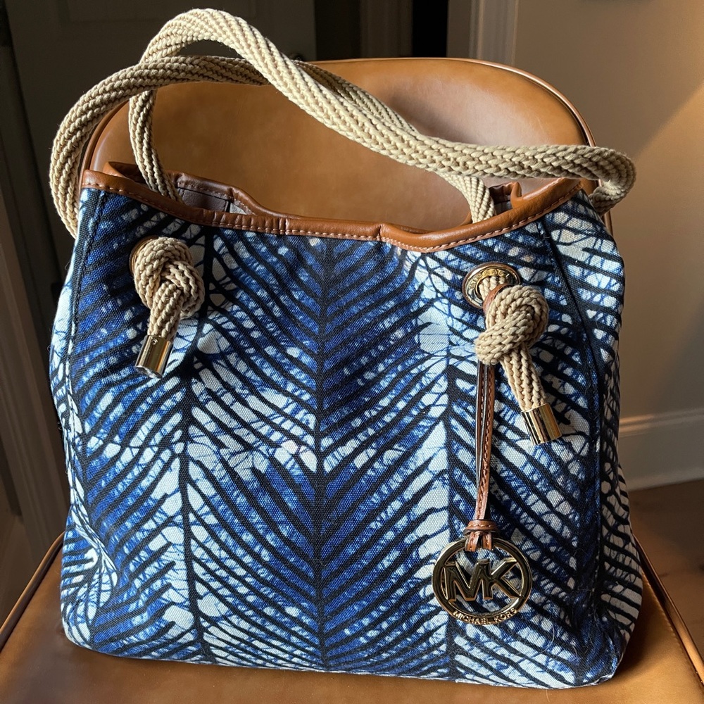 Michael Kors Hand/Shoulder bag in like new condition. RARE